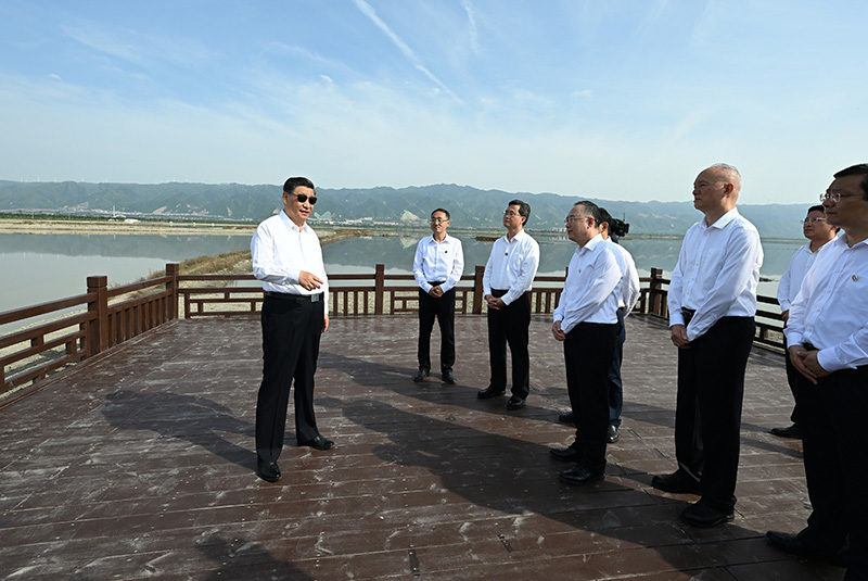 5月16日下昼，，中共中央总书记、、、国家主席、、、中央军委主席习近平在前往陕西西安主持中国－中亚峰会途中，，在山西运城盐湖考察。