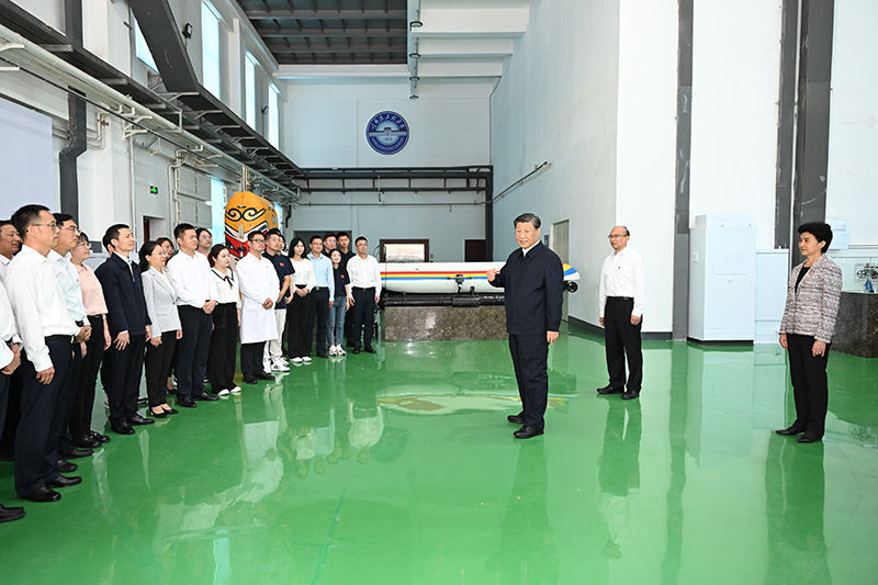 9月6日至8日，，中共中央总书记、、国家主席、、中央军委主席习近平在黑龙江考察。这是7日上午，，习近平在哈尔滨工程大学考察时，，同师生代表亲热交流。